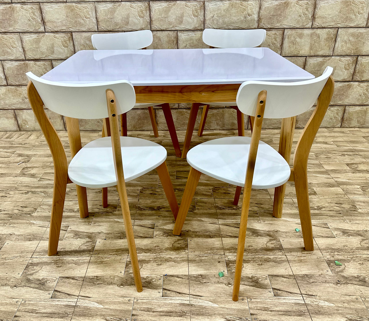 Table 120*80 cm avec 4 chaises en hêtre
