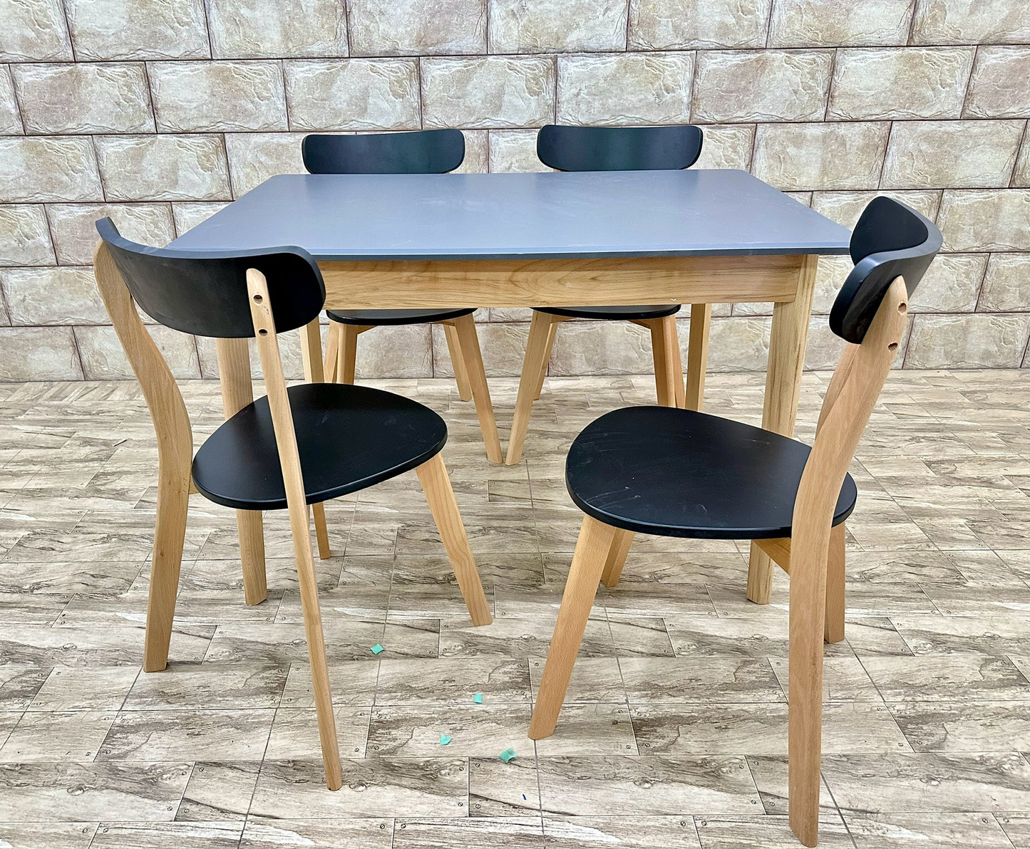 Table 120*80 cm avec 4 chaises en hêtre