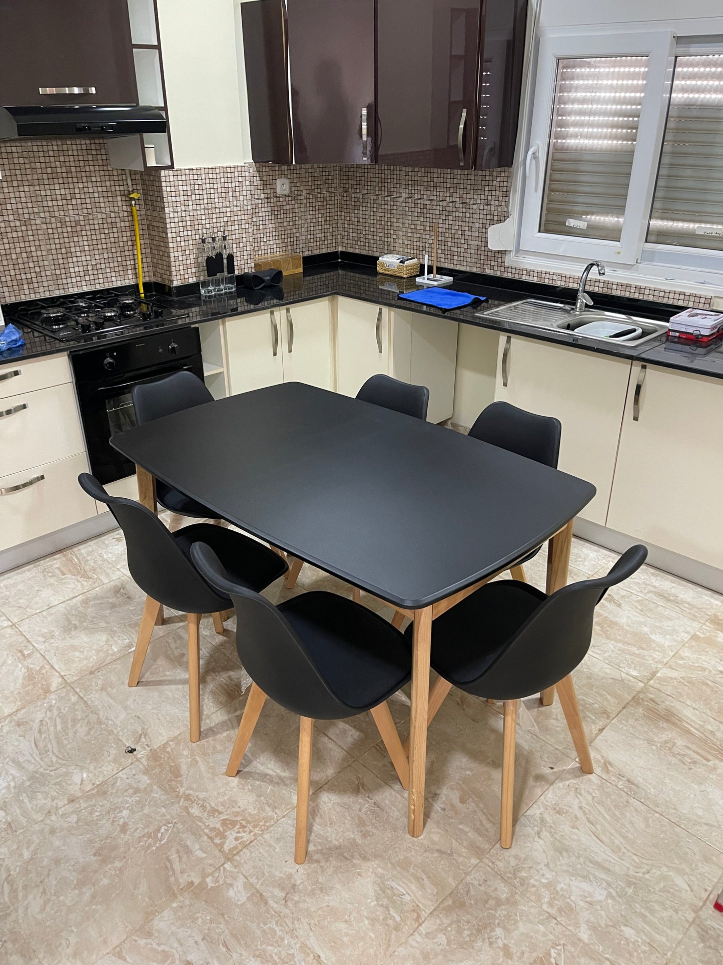 Table 140*90 cm avec 6 chaises