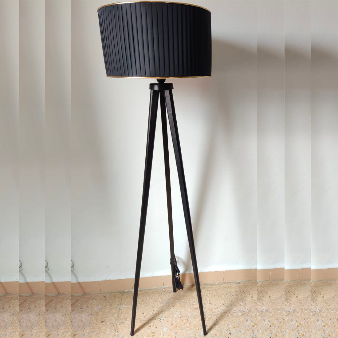 Lampadaire scandinave chapeau noir