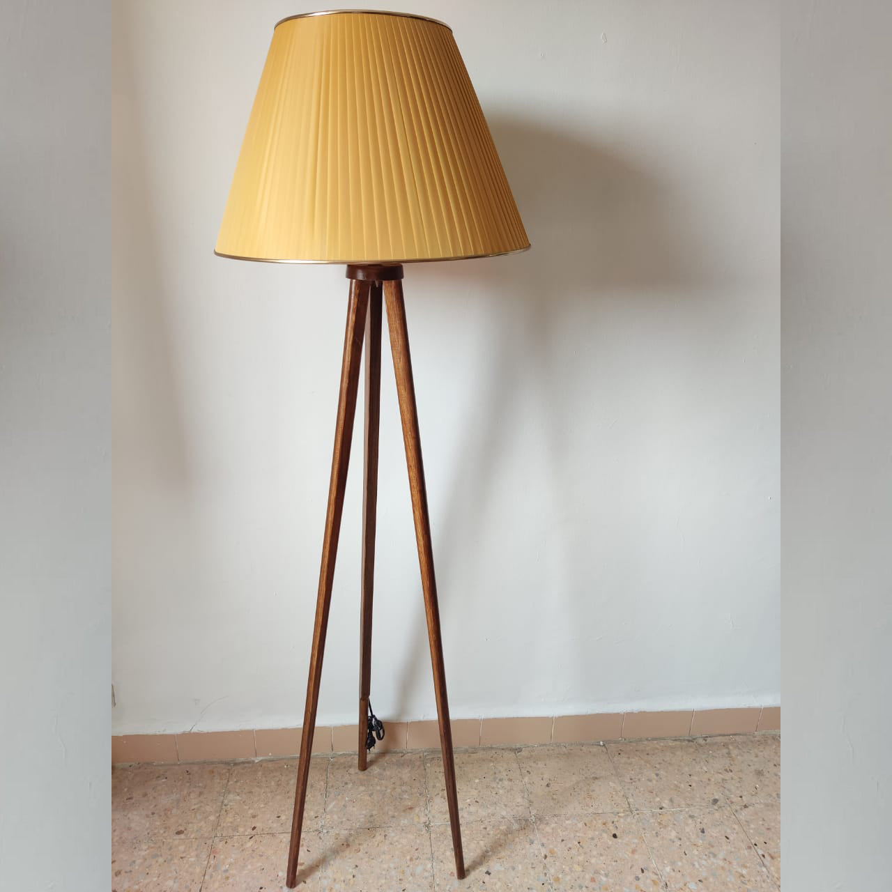 Lampadaire scandinave chapeau conique moutard